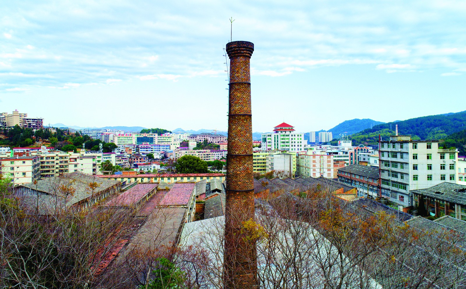 老烟囱是红旗瓷厂的时代印记（黄谷莹）.jpg