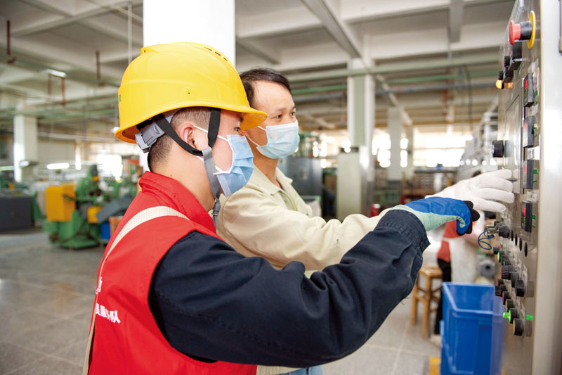 义诊陶瓷生产车间电力线路及设备运行情况，助力陶瓷企业复工复产。 (2).jpg