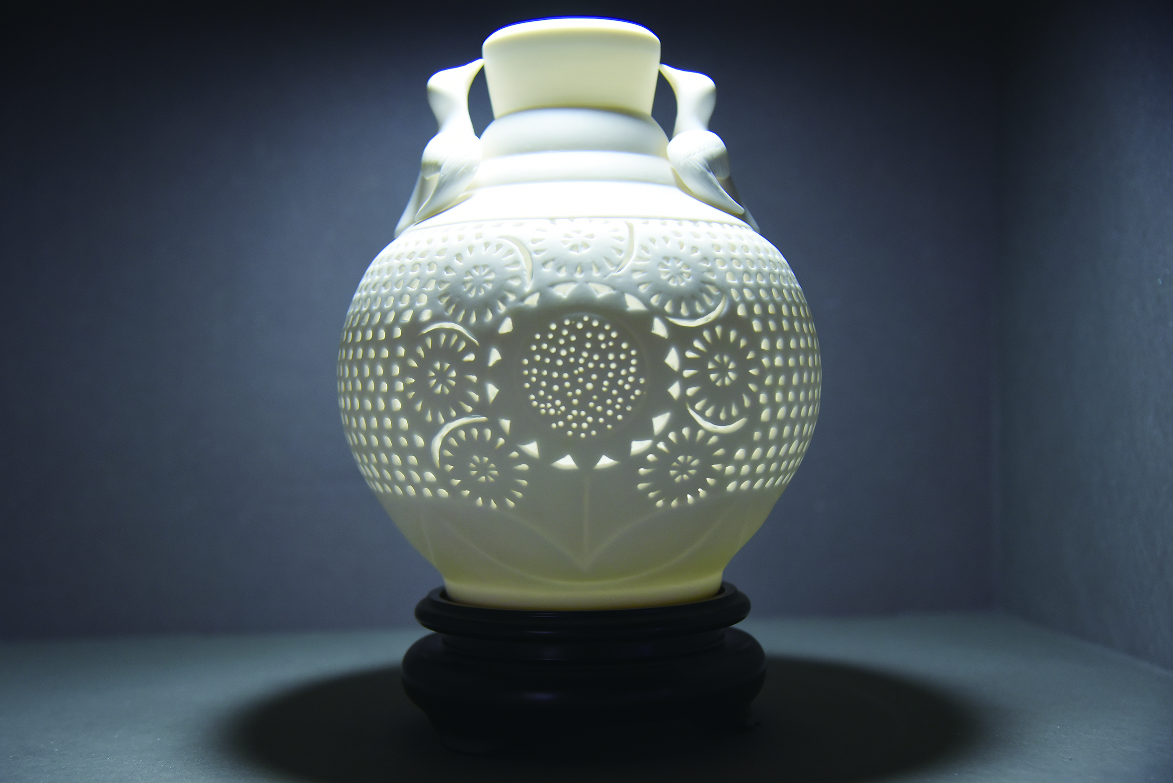 陈明华创作的通花瓷艺作品《鸟语花香》.JPG