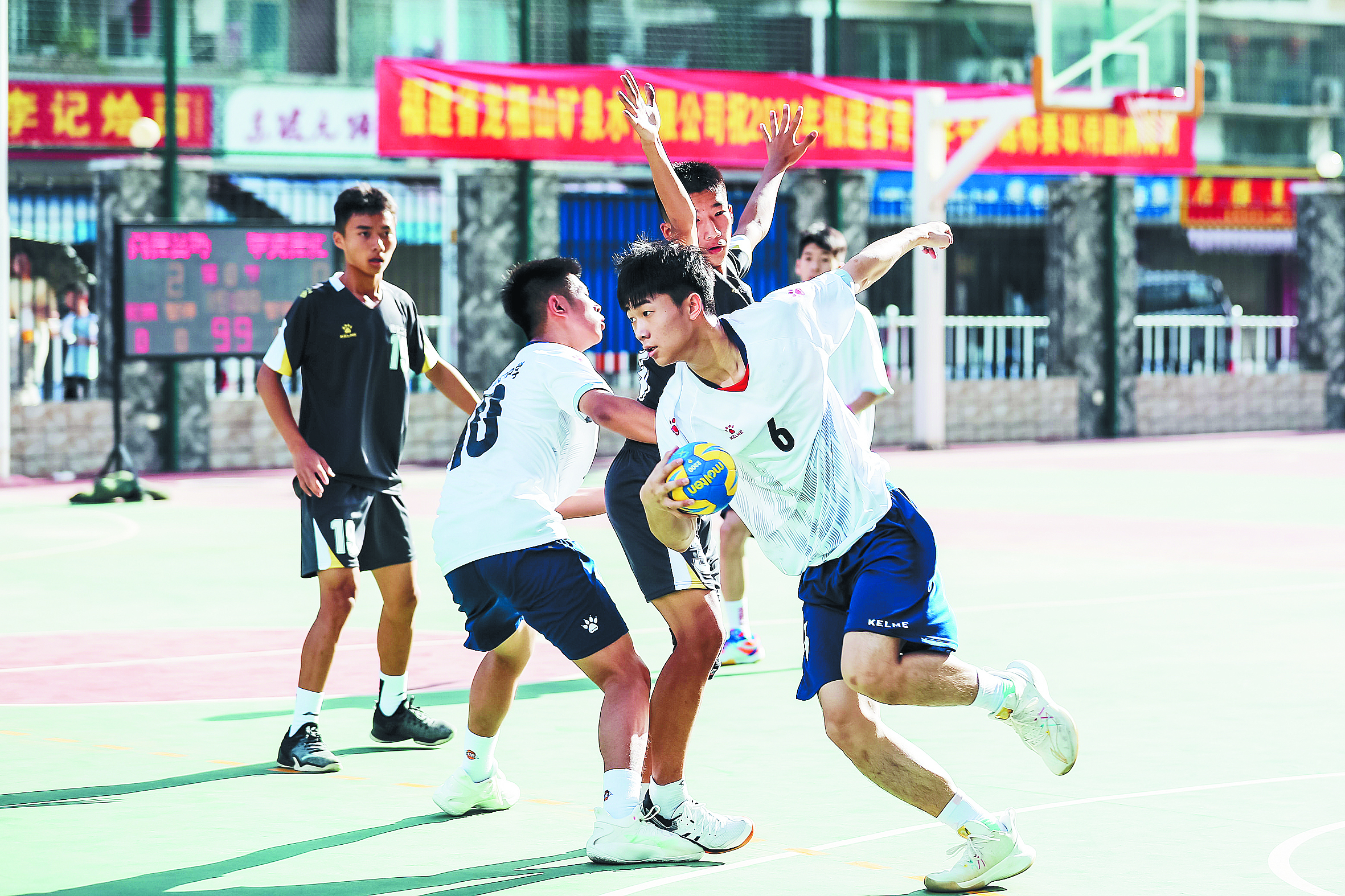 赛场上，同学们奋勇拼搏.jpg