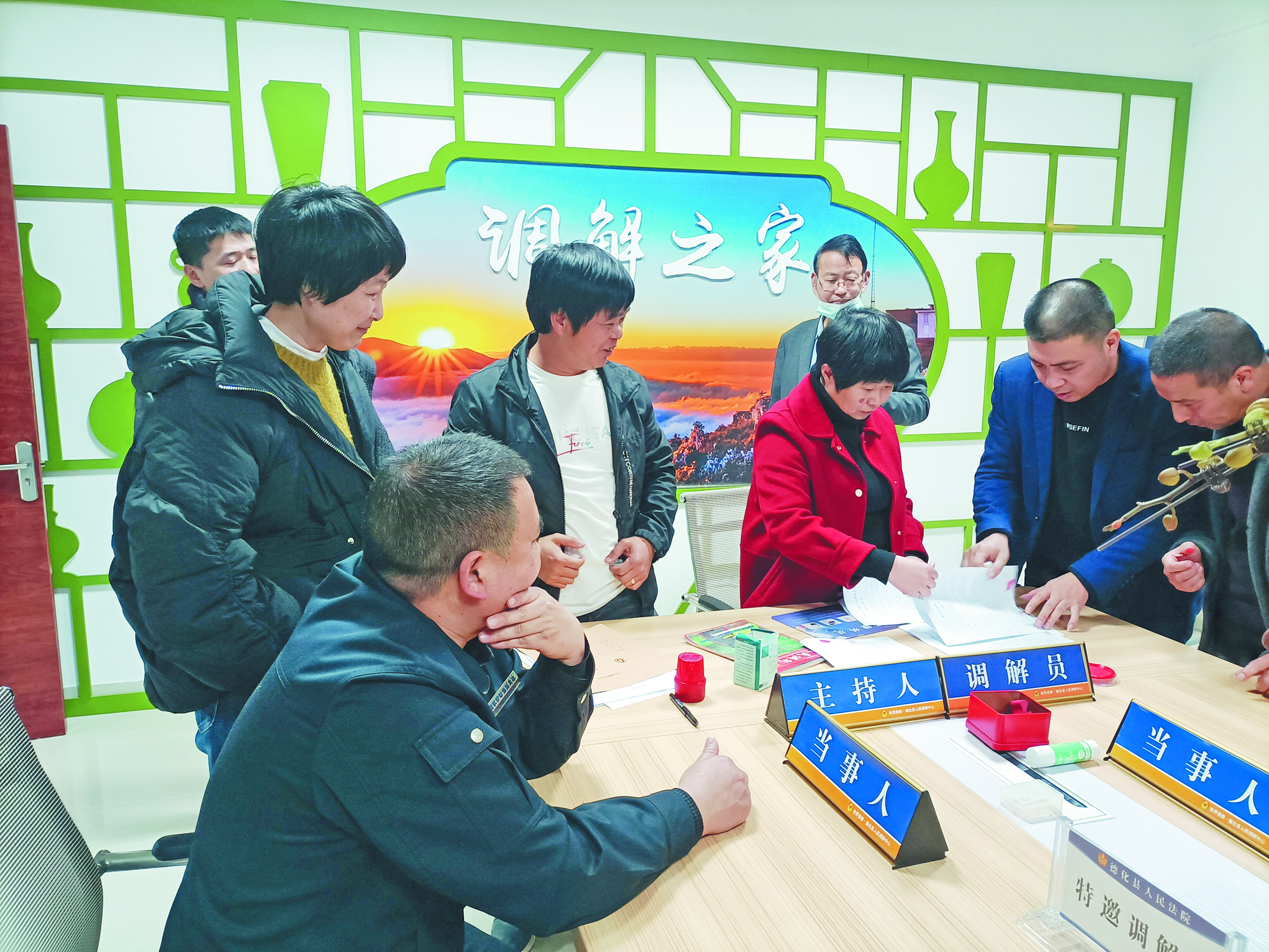 群众来到县矛盾纠纷多元化解中心请求帮助调解.jpg