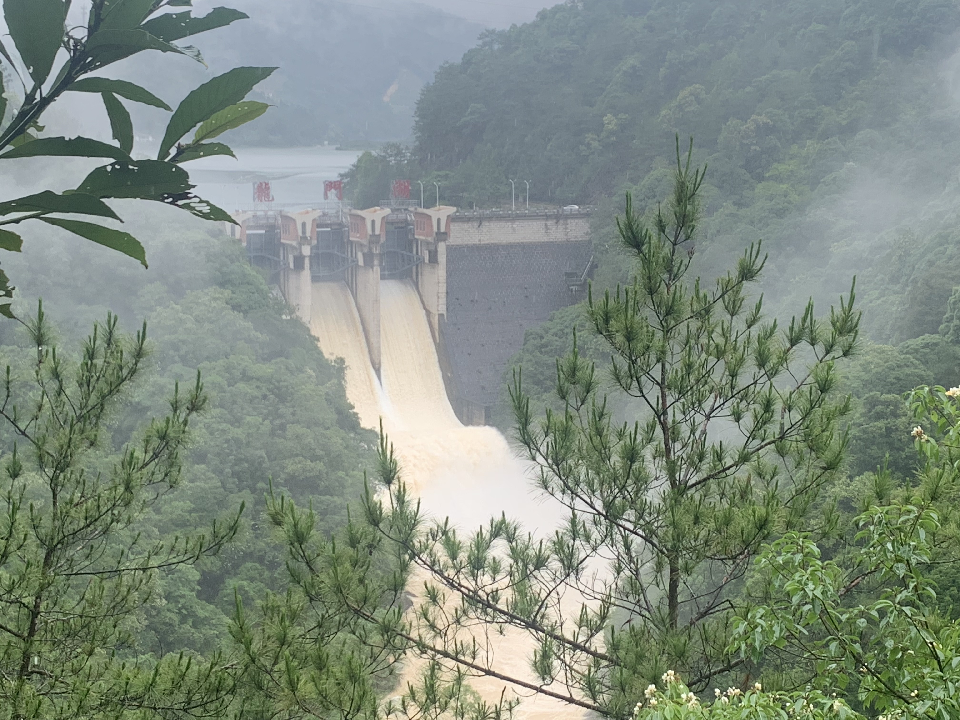 龙门滩水库多次开闸放水.jpg