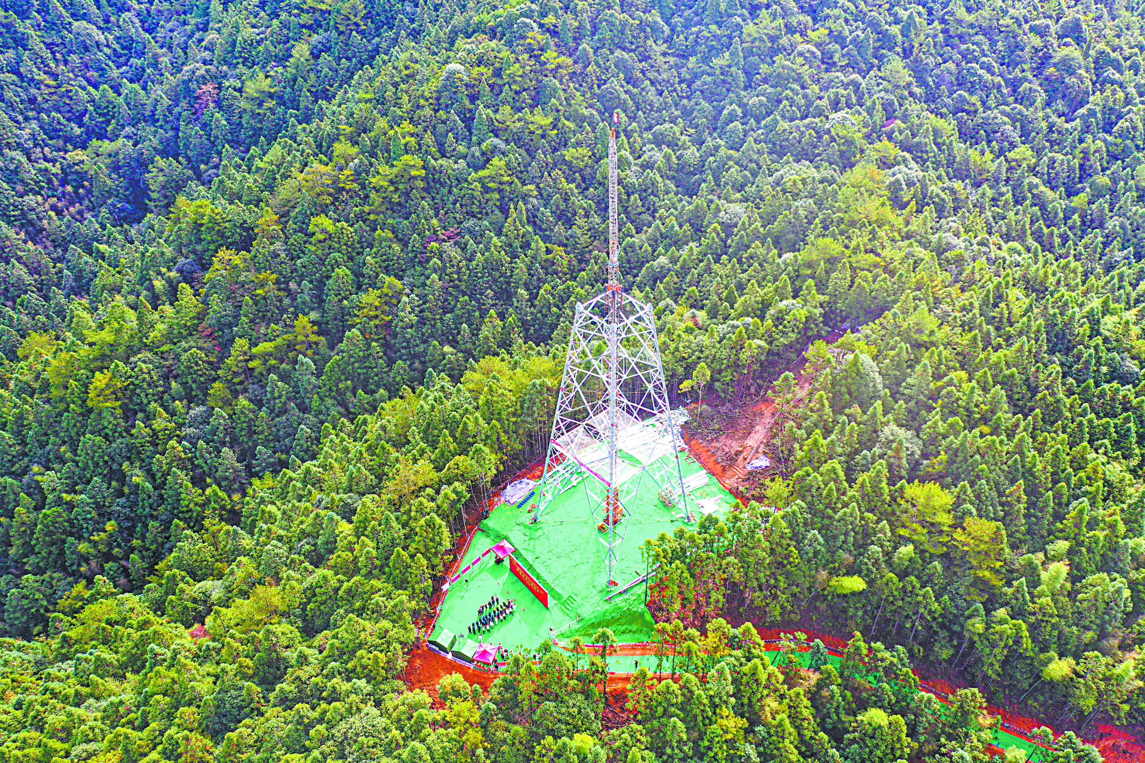 11月8日，福建北电南送特高压线路工程首基铁塔在德化县国宝乡厚德村L320塔位组立。（无人机 图）.jpg