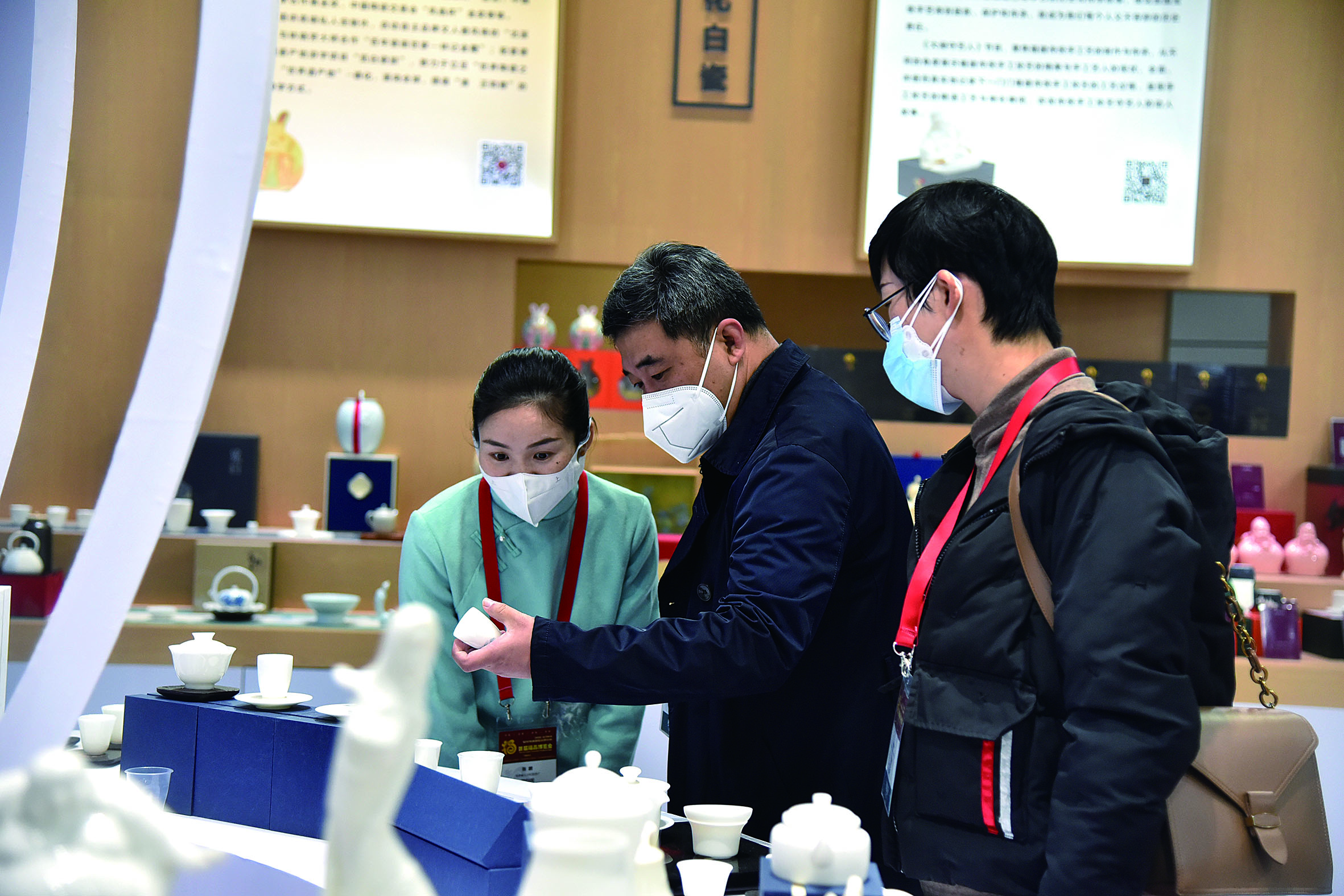 游客被精美的瓷器吸引.jpg