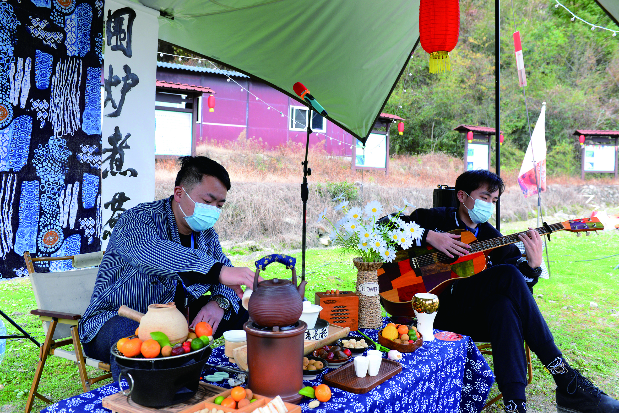吉他弹奏让围炉煮茶氛围拉满（吴有森 摄）.jpg