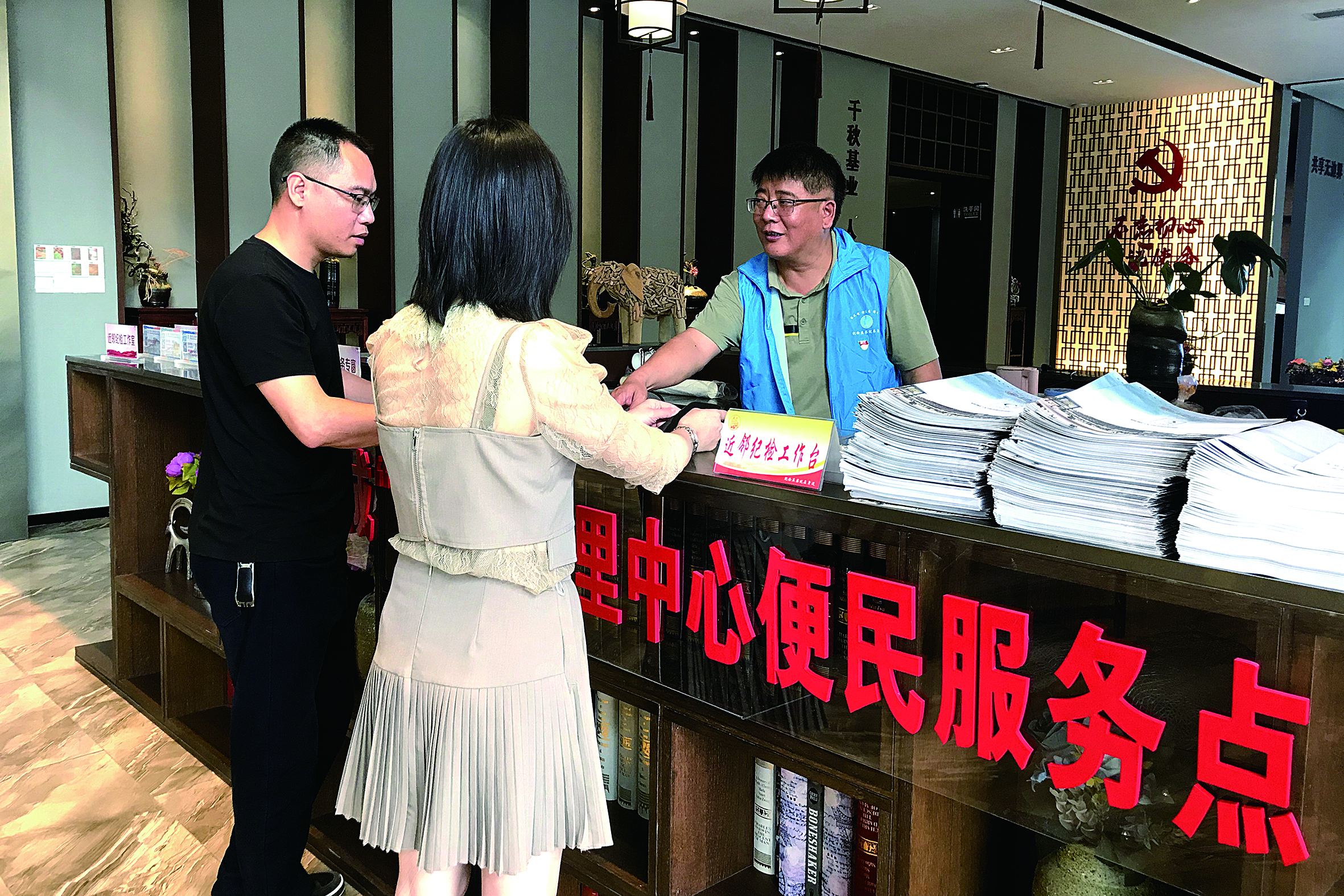 三班镇纪委监察组在中国茶具城近邻纪检工作室开展“一个服务日”接访活动.jpg