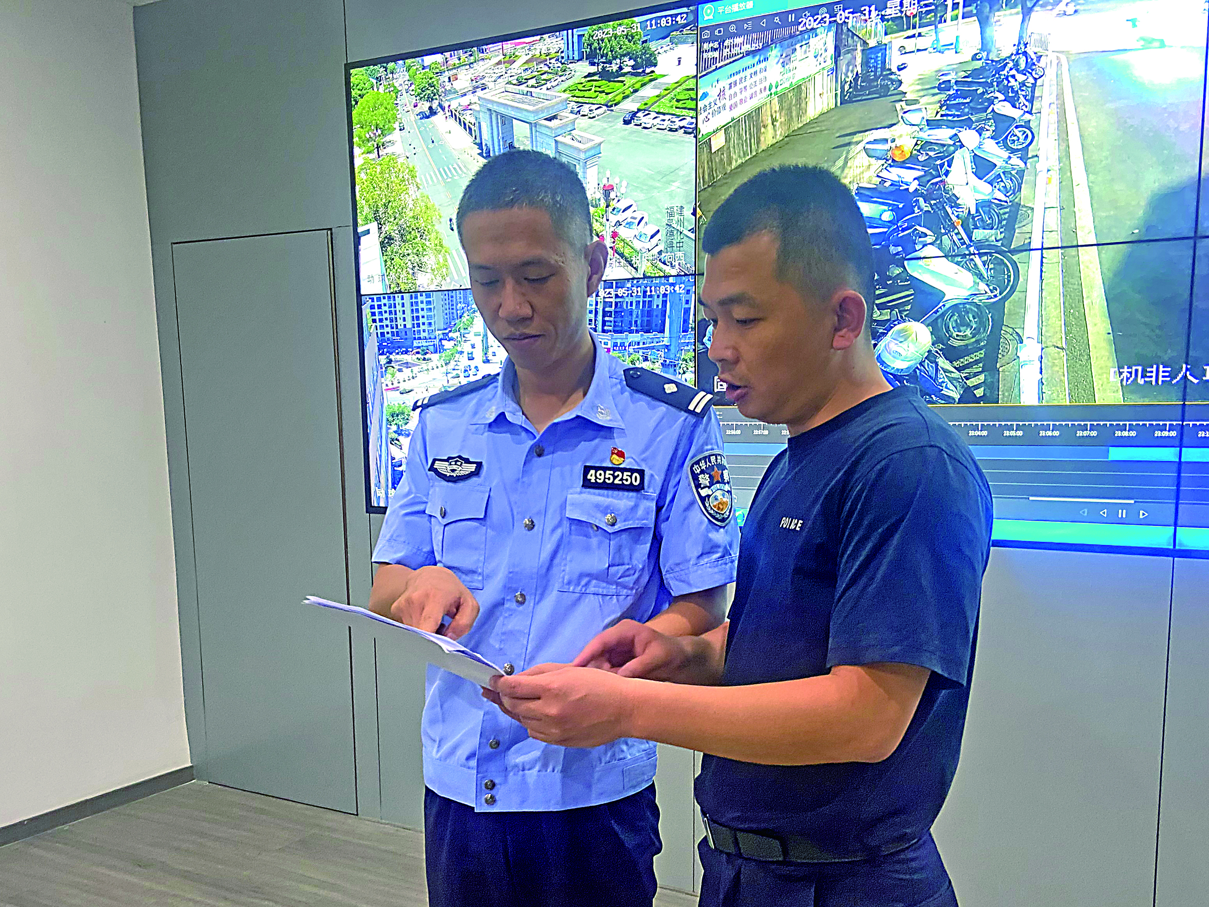 陈锶勇（左）检查社区安全工作.jpg