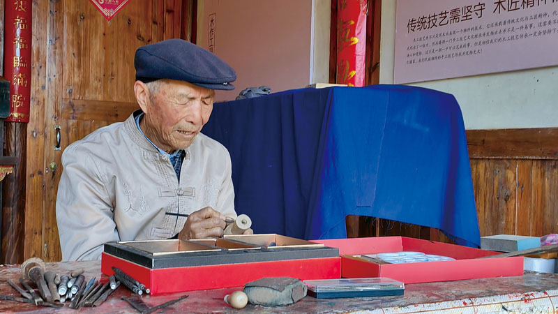 陈能镖在制作布袋木偶.jpg