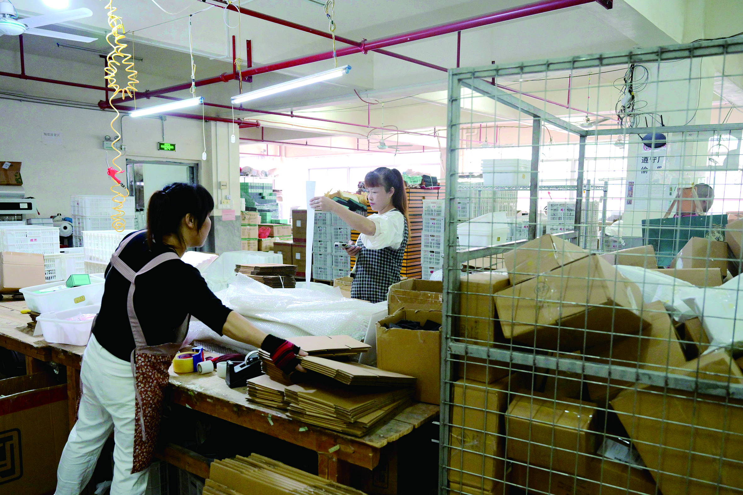工人们正在井然有序地包装着陶瓷茶具产品.JPG