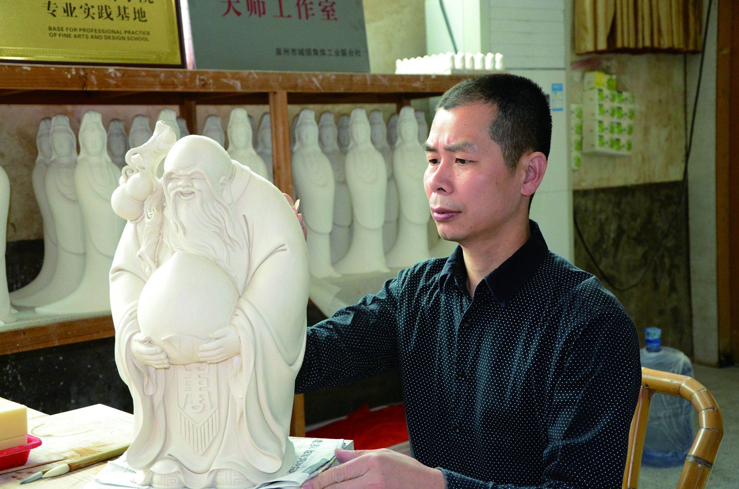 政协委员陈金通在潜心创作雕塑作品.jpg