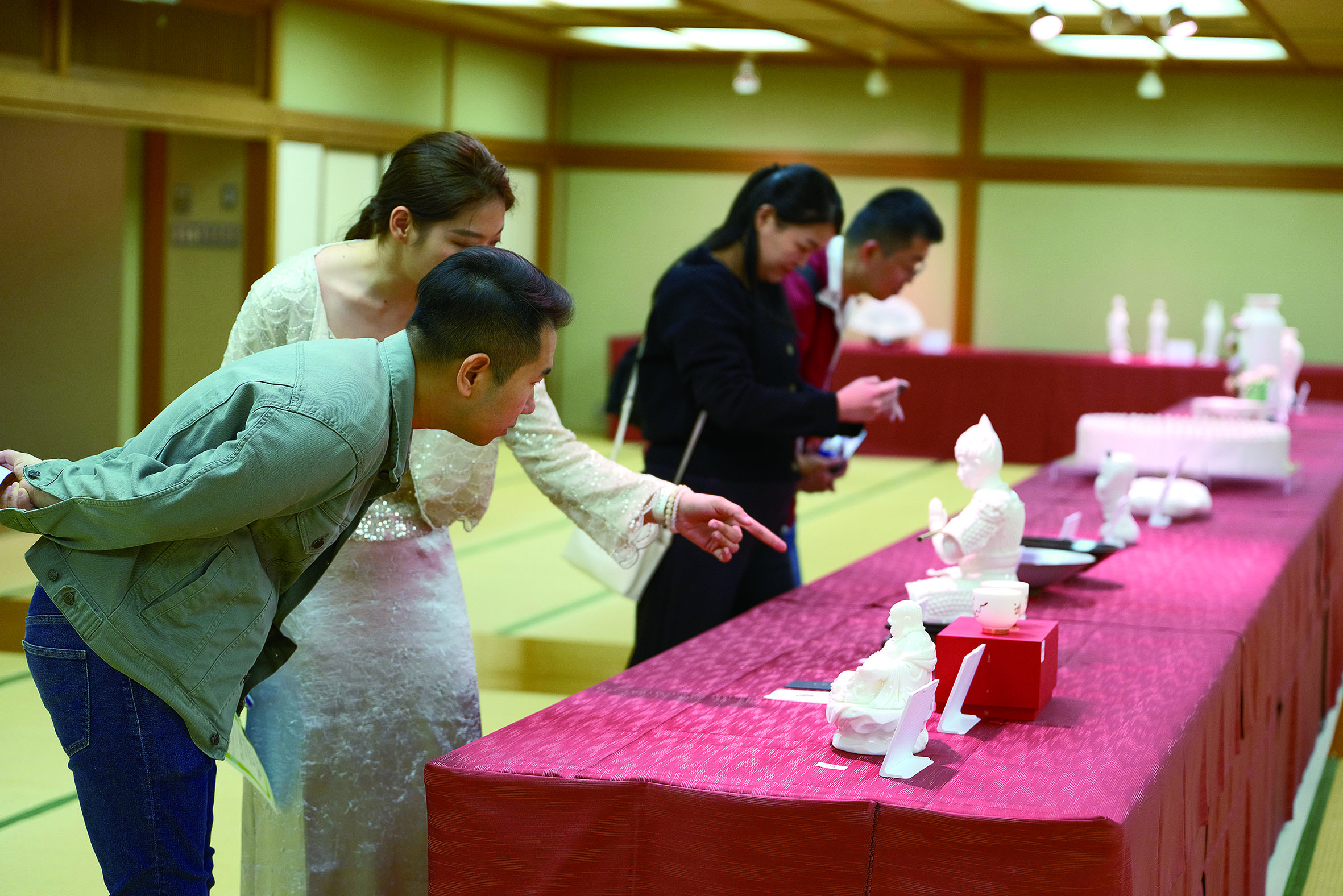 游客近距离欣赏德化白瓷作品.JPG