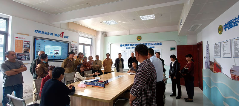 仲裁员与18名工人面对面沟通并进行调解。.jpg