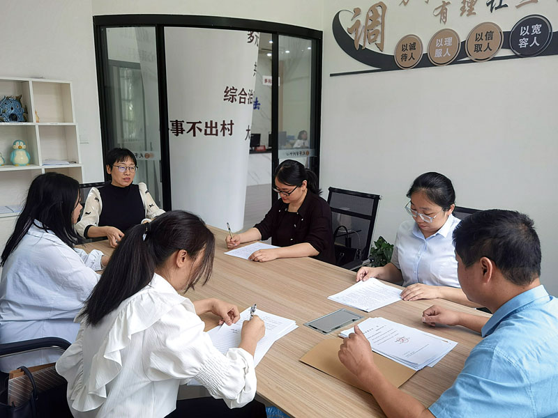 仲裁院邀请经验丰富的法官共同参与，面对面协商调解。.jpg