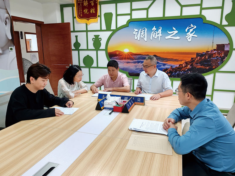仲裁员与工会资深调解员一同对李某与陶瓷企业解除合同及经济补偿金争议进行调解.jpg