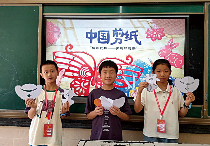 参加职工子女暑托班的小朋友们学会了剪纸.jpg