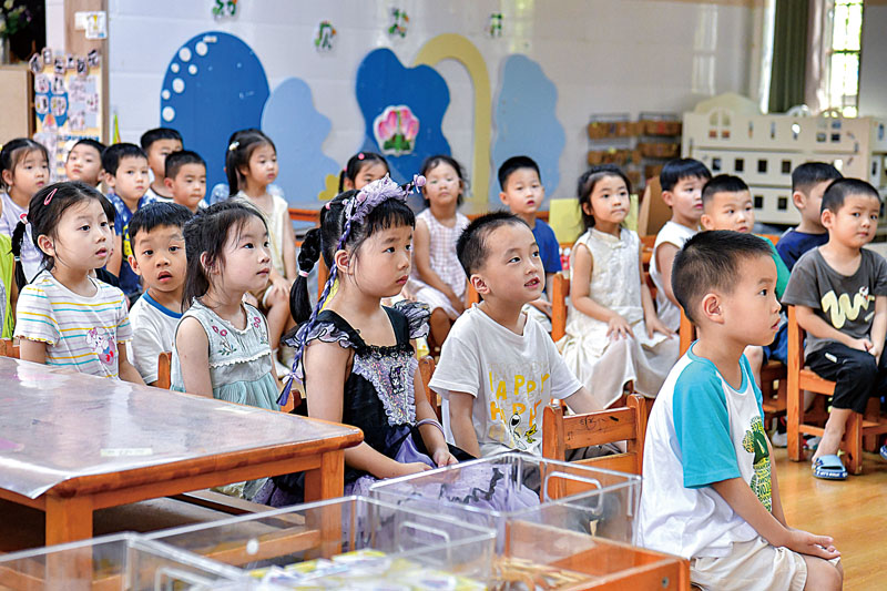 城关幼儿园暑期留园班的小朋友们在认真听课.jpg
