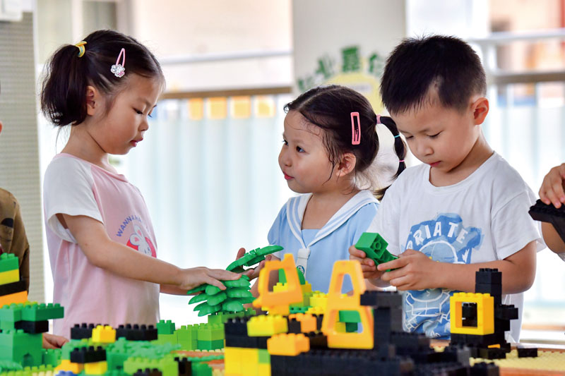 城关幼儿园暑期留园班里，小朋友们在玩乐高.jpg